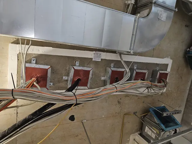 Kombiabschottung für Kabel und Rohre – ausgeführt von TFT Brandschutz (Bild 1)